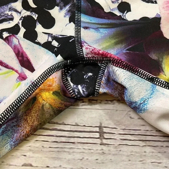 Apana Floral Capri Leggings - Picture 6 of 9